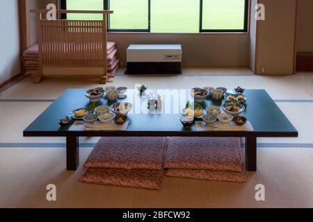 Im traditionellen japanischen Tatami-Zimmer genießen Sie das typische Nagano-Essen mit Sasazushi. Stockfoto