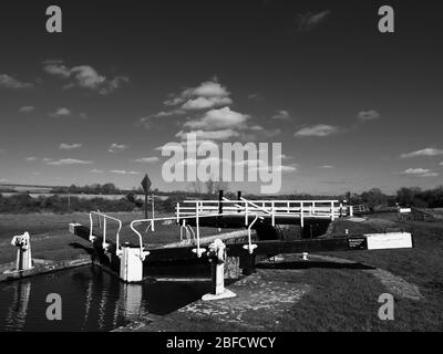 Schwarz-Weiß-Landschaft von Hungerford Marsh Lock, Hungerford, Berkshire, England, Großbritannien, GB. Stockfoto