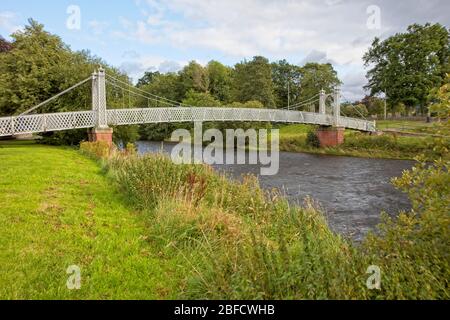 Fußgängerbrücke über den Fluss Tweed in Peebles, Scottish Borders, Schottland, Großbritannien. Stockfoto