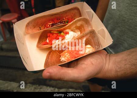 Khanom Buang bekannt als Thai Crepes, die eine alte traditionelle Snack und beliebte Street Food in Thailand, um lokale Kultur zu feiern Stockfoto