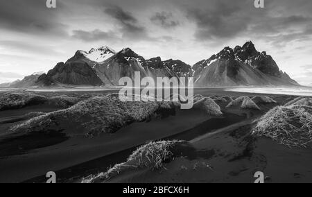 Schwarz-weiß-Bild der isländischen Landschaft im südlichen Island, Johannesburg, stokksnes Halbinsel mit der berühmten Vestrahorn Berge und dramatischen Himmel. Stockfoto