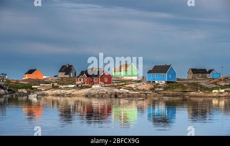 Die bunten Häuser von Rodebay, Grönland. Diese Siedlung liegt auf einer kleinen Halbinsel, die vom Festland in die östliche Disko Bay, West Green, ragt Stockfoto