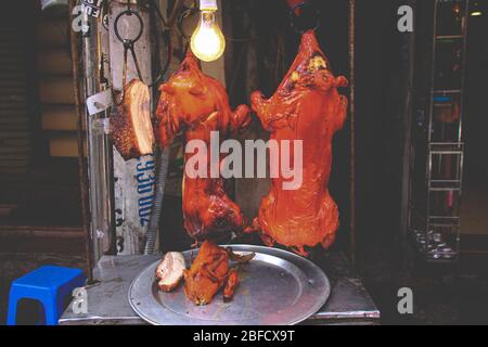 Kantonesischer Spanferkel, ein beliebtes Straßenessen in der Altstadt oder im französischen Viertel von Hanoi, Vietnam Stockfoto