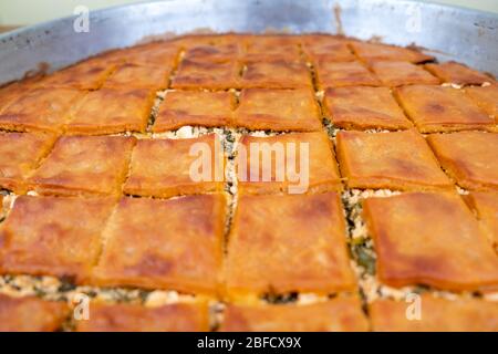 Hausgemachtes Käsepatty im türkischen Stil. Türkisch bekannt als 'Peynirli borek' Stockfoto