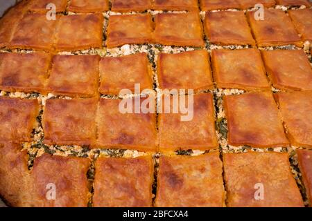 Hausgemachtes Käsepatty im türkischen Stil. Türkisch bekannt als 'Peynirli borek' Stockfoto