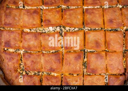 Hausgemachtes Käsepatty im türkischen Stil. Türkisch bekannt als 'Peynirli borek' Stockfoto