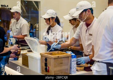 Hersteller und Verkäufer taiwanesischer Süßigkeiten mit Schutzmasken, Shibuya, Tokio, Japan Stockfoto