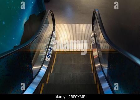 Moderne Luxus-Rolltreppen mit Treppentreppe Rolltreppe in Community Mall, Einkaufszentrum. Treppe hoch. Elektrische Rolltreppe. Nahaufnahme von Rolltreppen. Stockfoto