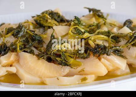 Sellerie mit Olivenöl. Leckere türkische Speisen Sellerie mit Olivenöl. Türkisch bekannt als 'Zeytinyagli Kereviz' Stockfoto