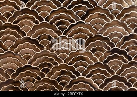 Hintergrund von braunem Gold japanischem Wellenmuster Teture. Abstraktes Muster in Form von Fischschuppen. Japanisches Ornament. Stockfoto