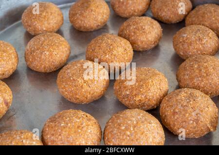 Türkische Küche; hausgemachte gefüllte Fleischbällchen, türkisch bekannt als 'icli kofte' Stockfoto