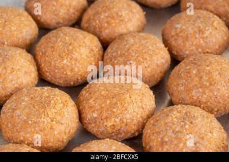 Türkische Küche; hausgemachte gefüllte Fleischbällchen, türkisch bekannt als 'icli kofte' Stockfoto