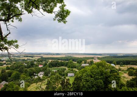 Blick auf Pidkamin inselberg auf dem angrenzenden Hügel und in der Nähe Dorf in Brody Region von Galychyna, Ukraine Stockfoto