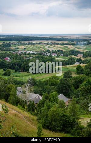 Blick auf Pidkamin inselberg auf dem angrenzenden Hügel und in der Nähe Dorf in Brody Region von Galychyna, Ukraine Stockfoto