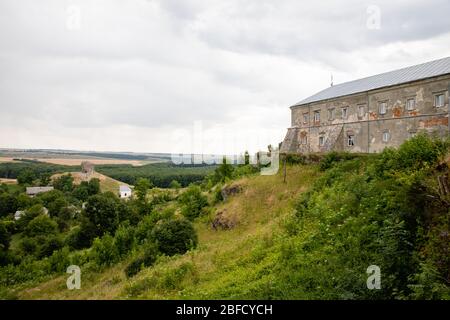 Blick auf Pidkamin inselberg auf dem angrenzenden Hügel und in der Nähe Dorf in Brody Region von Galychyna, Ukraine Stockfoto