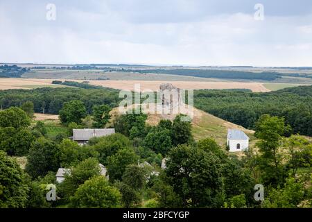 Blick auf Pidkamin inselberg auf dem angrenzenden Hügel und in der Nähe Dorf in Brody Region von Galychyna, Ukraine Stockfoto