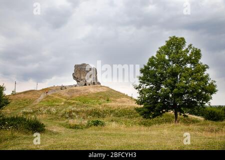 Blick auf Pidkamin inselberg auf dem angrenzenden Hügel und in der Nähe Dorf in Brody Region von Galychyna, Ukraine Stockfoto