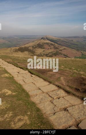 Ein Blick über den Mam Tor Grat entlang des Pfades, mit Blick auf Lose Hill, im Peak District, Derbyshire, Großbritannien Stockfoto