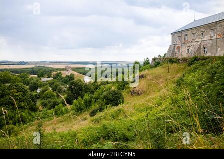 Blick auf Pidkamin inselberg auf dem angrenzenden Hügel und in der Nähe Dorf in Brody Region von Galychyna, Ukraine Stockfoto