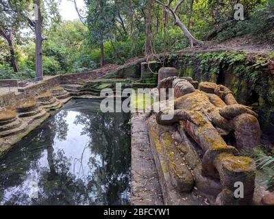 Ein Landschaftsbild von historischen Ruinen im Bandhavgarh National Park, Madhya Pradesh, Indien Stockfoto