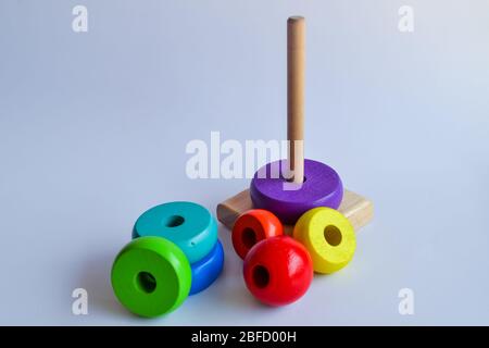 Pyramide bauen aus bunten Holzringen mit einem Clown Kopf an der Spitze. Spielzeug für Babys und Kleinkinder mit Freude mechanischen Fähigkeiten und Farben lernen. Stockfoto