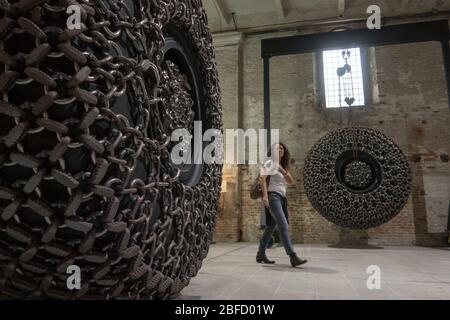 Kunstwerk des afroamerikanischen Künstlers Arthur Jafa, 'Big Wheel', ausgestellt auf der Biennale Venedig 2019 Stockfoto