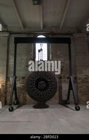 Kunstwerk des afroamerikanischen Künstlers Arthur Jafa, 'Big Wheel', ausgestellt auf der Biennale Venedig 2019 Stockfoto