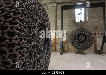 Kunstwerk des afroamerikanischen Künstlers Arthur Jafa, 'Big Wheel', ausgestellt auf der Biennale Venedig 2019 Stockfoto