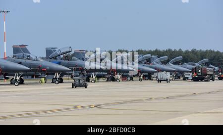 F-15E-Streikadler, die den 492. Und 494. Jagdgeschwadern zugewiesen wurden, führen den Rollweg bei der Royal Air Force Lakenheath, England, 16. April 2020. Beide Geschwader sind kampfbereite, weltweit einsetzbare Einheiten, die strategische Angriffe, Verbote, Nahluftunterstützung und Gegenluftmissionen zur Unterstützung von Kriegsplänen und Krisenoperationen für das U.S. European Command, das U.S. Africa Command und die NATO ausführen können. (USA Luftwaffe Foto von Airman 1. Klasse Jessi Monte) Stockfoto