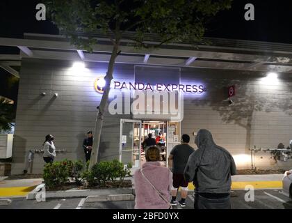 Los Angeles, Kalifornien, USA 18. April 2020 EIN allgemeiner Blick auf die Atmosphäre der Menschen, die in der Schlange sechs Meter auseinander im Panda Express zum Mitnehmen geöffnet nur am 18. April 2020 in Los Angeles, Kalifornien, USA. Foto von Barry King/Alamy Stock Photo Stockfoto