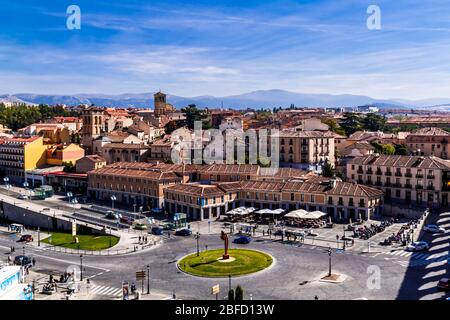 Segovia, Spanien - 09. Oktober 2016: Plaza Artilleria und Avenue Padre Claret in Segovia. Kastilien und Leon, Spanien. Stockfoto