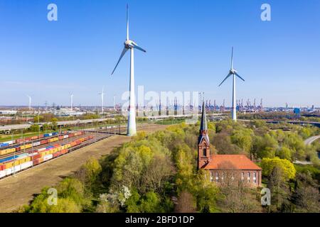 St. Gertrude Kirche, nur noch verbliebenes Gebäude des ehemaligen Dorfes Hamburg Altenwerder, jetzt Industriehafengebiet, Bahnhofanlage, Autobahn A7, Windmühle Stockfoto