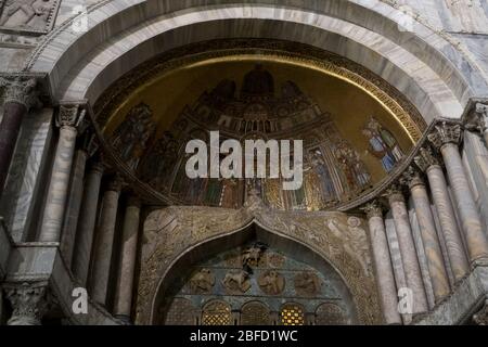 Ein goldenes Mosaik, das die Übersetzung des Markuskörpers über dem Eingang der Markusdom in Venedig zeigt Stockfoto