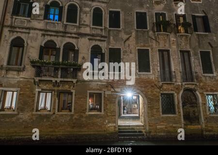 Eine Nachtansicht eines Gebäudes in Venedig, Italien Stockfoto