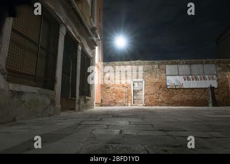 Nachtansicht einer leeren Straße in Venedig, Italien Stockfoto