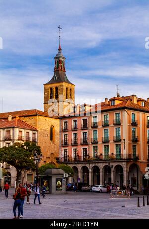 Segovia, Spanien - 09. Oktober 2016: Touristen auf der Plaza Mayor in der Altstadt von Segovia. Stockfoto