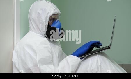 Nahaufnahme. Arzt sitzt auf Krankenhausboden und mit Laptop. Professionelle Aufnahme in 4K-Auflösung. 054. Sie können es z.B. in Ihrem Werbevideo, mir, verwenden Stockfoto