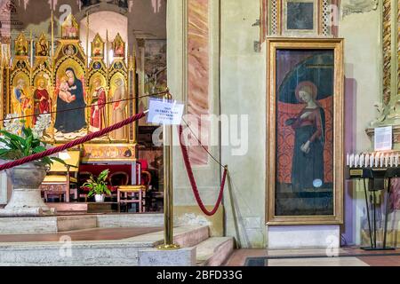 Die inthronisierte Madonna mit Kind und Heiligen und die Madonna della Gattaiola aus der Mitte des 15. Jahrhunderts, die in der Kirche San Giorgio in aufbewahrt wird Stockfoto