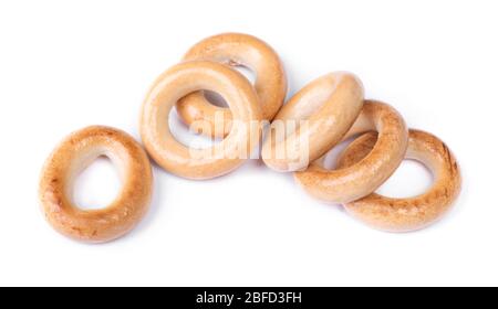 Haufen kleiner trockener Bagels, Brotringe isoliert auf weißem Hintergrund Stockfoto