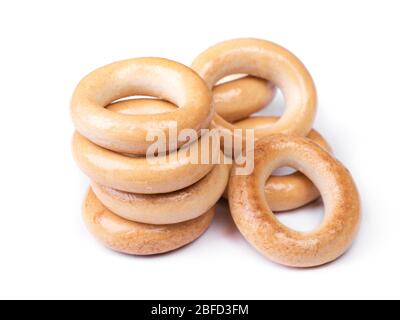 Haufen kleiner trockener Bagels, Brotringe isoliert auf weißem Hintergrund Stockfoto