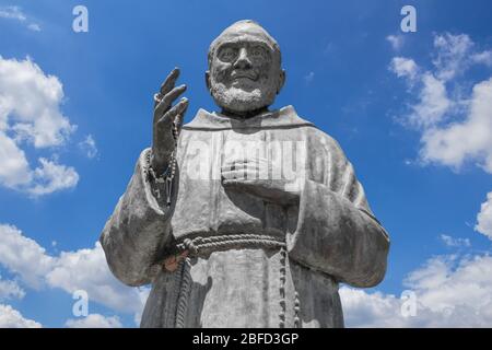 Statue des Heiligen Vaters Pio auf Himmel Hintergrund. Ideal für Konzepte oder Veranstaltungen. Stockfoto