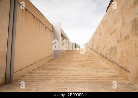 Treppe führt hinauf zur Hauptstadt von valletta, malta Stockfoto