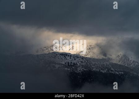 Der Nebel enthüllt die Ligurischen Alpen, die Region Piemont, Provinz von Cuneo, Nordwestitalien Stockfoto
