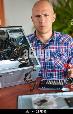 Techniker, der die Wartung des Laptops durchführt. Hardware-Entwickler, der elektronische Komponenten fixiert. PC-Technologie Stockfoto