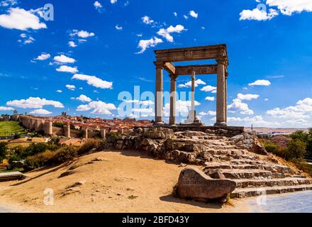 Aussichtspunkt "Los Cuatro Postes" mit Hintergrundmauern der Altstadt von Avila, Spanien Stockfoto