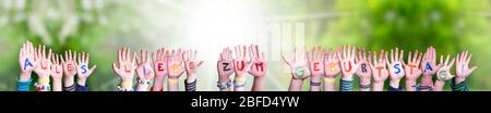 Viele Kinder Hände Building Word Geburtstag Bedeutet Happy Birthday, Grass Meadow Stockfoto