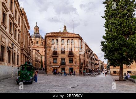 Salamanca / Kastilien und Leon, Spanien - 02. Oktober 2016: Touristen in den Straßen Rua Mayor in der Altstadt Salamanca, Stockfoto