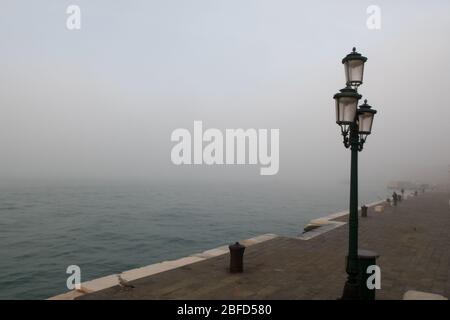 Der Blick auf einen Kanal von Venedig an einem nebligen Morgen Im Winter Stockfoto