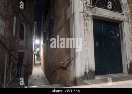 Eine leere Straße in der Nacht in Venedig, Italien Stockfoto