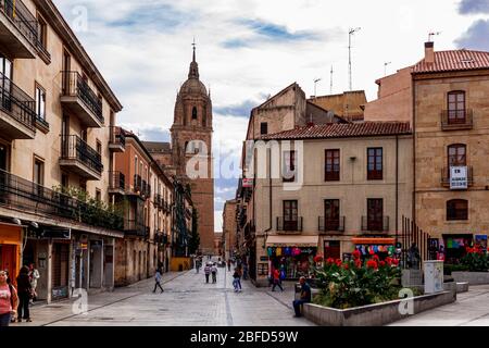 Salamanca / Kastilien und Leon, Spanien - 02. Oktober 2016: Touristen in den Straßen Rua Mayor in der Altstadt Salamanca, Stockfoto